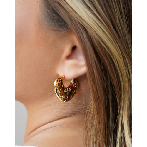 Brinco Argola Click Letras Detalhes Vazados 2.5 cm Banhado a Ouro 18K